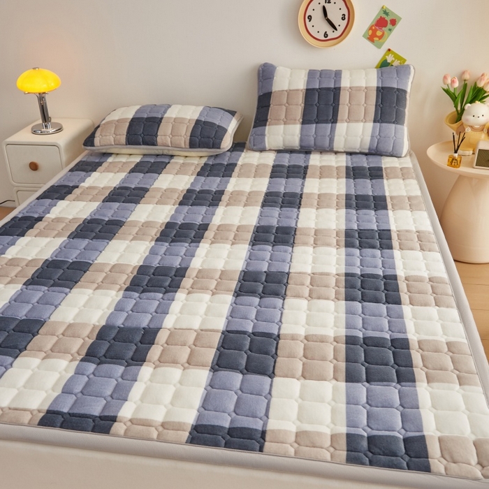 91家纺网 家纺一手货源 找家纺 奇丝雅 2025新款A类牛奶绒床褥床垫软垫家用学生宿舍上下铺寝室床护垫夹棉褥子-大床款单件 大蓝格