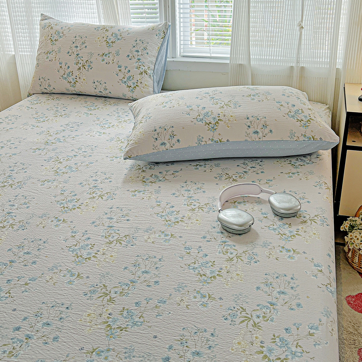 91家纺网 家纺一手货源 找家纺 格真 2025秋冬新款110克高克重提花加厚皱皱纱双层纱印花单床笠 长相思兰