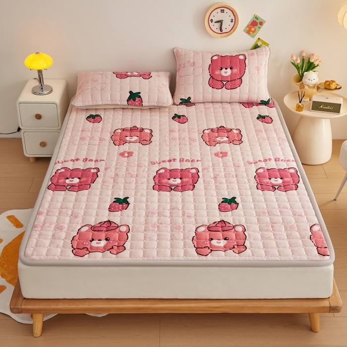 91家纺网 家纺一手货源 找家纺 奇丝雅 2025新款A类牛奶绒床褥床垫软垫家用学生宿舍上下铺寝室床护垫夹棉褥子-大床款套件 草莓熊