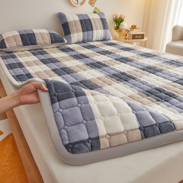 91家纺网 家纺一手货源 找家纺 奇丝雅 2025新款A类牛奶绒床褥床垫软垫家用学生宿舍上下铺寝室床护垫夹棉褥子-大床款单件 大蓝格