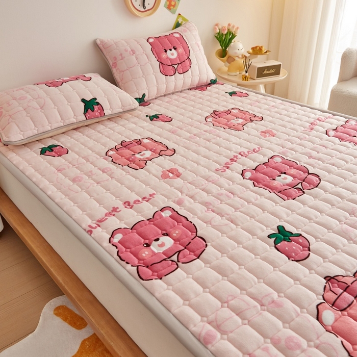 91家纺网 家纺一手货源 找家纺 奇丝雅 2025新款A类牛奶绒床褥床垫软垫家用学生宿舍上下铺寝室床护垫夹棉褥子-大床款套件 草莓熊