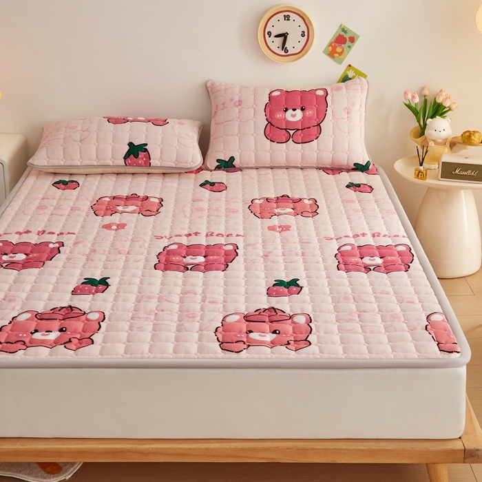 91家纺网 家纺一手货源 找家纺 奇丝雅 2025新款A类牛奶绒床褥床垫软垫家用学生宿舍上下铺寝室床护垫夹棉褥子-大床款套件 草莓熊