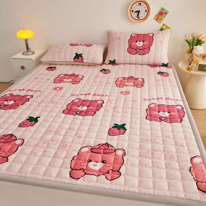 91家纺网 家纺一手货源 找家纺 奇丝雅 2025新款A类牛奶绒床褥床垫软垫家用学生宿舍上下铺寝室床护垫夹棉褥子-大床款套件 草莓熊