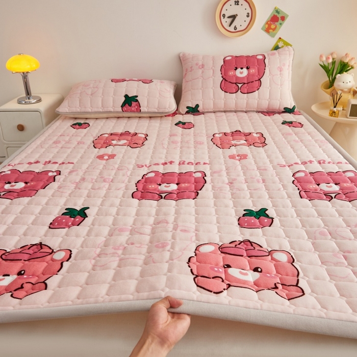 91家纺网 家纺一手货源 找家纺 奇丝雅 2025新款A类牛奶绒床褥床垫软垫家用学生宿舍上下铺寝室床护垫夹棉褥子-大床款套件 草莓熊