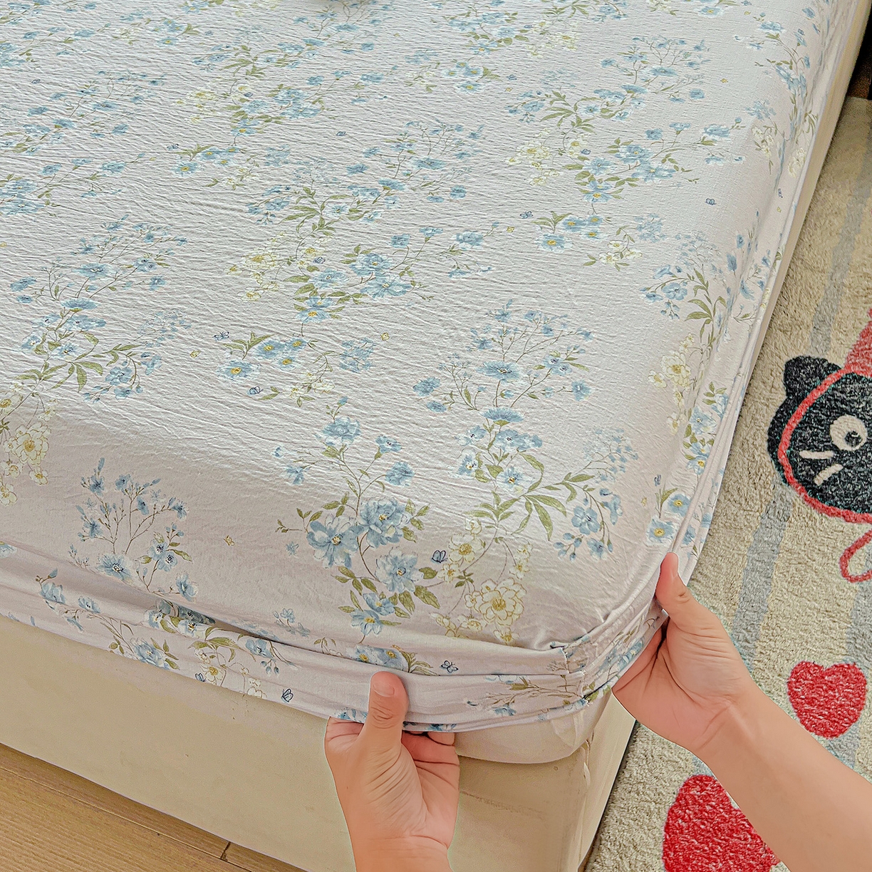 91家纺网 家纺一手货源 找家纺 格真 2025秋冬新款110克高克重提花加厚皱皱纱双层纱印花单床笠 长相思兰