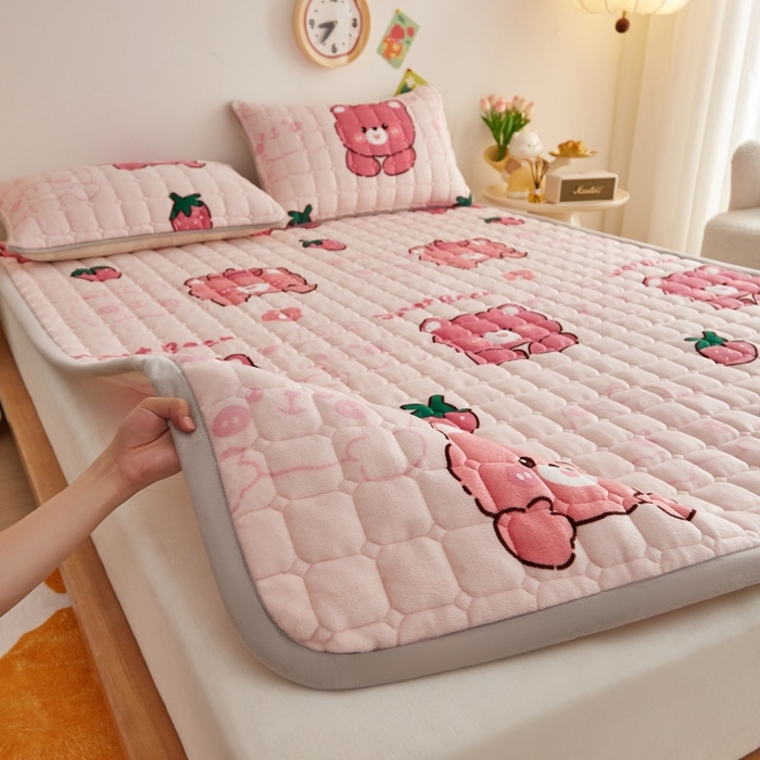 91家纺网 家纺一手货源 找家纺 奇丝雅 2025新款A类牛奶绒床褥床垫软垫家用学生宿舍上下铺寝室床护垫夹棉褥子-大床款套件 草莓熊