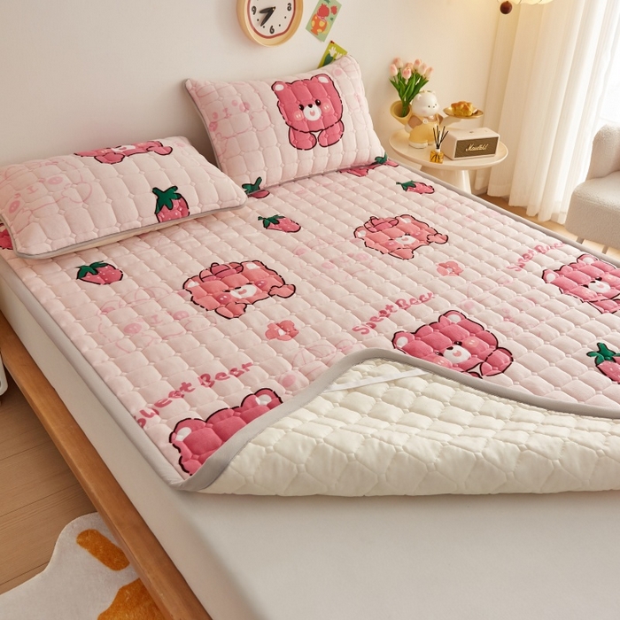 91家纺网 家纺一手货源 找家纺 奇丝雅 2025新款A类牛奶绒床褥床垫软垫家用学生宿舍上下铺寝室床护垫夹棉褥子-大床款套件 草莓熊