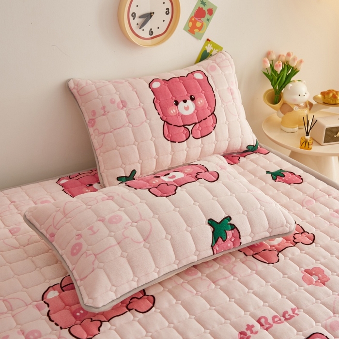 91家纺网 家纺一手货源 找家纺 奇丝雅 2025新款A类牛奶绒床褥床垫软垫家用学生宿舍上下铺寝室床护垫夹棉褥子-大床款套件 草莓熊
