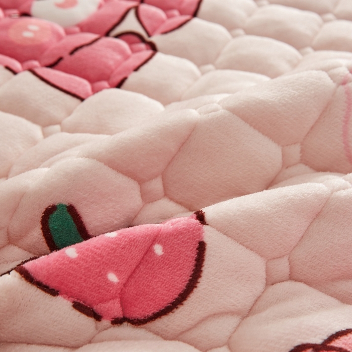 91家纺网 家纺一手货源 找家纺 奇丝雅 2025新款A类牛奶绒床褥床垫软垫家用学生宿舍上下铺寝室床护垫夹棉褥子-大床款套件 草莓熊