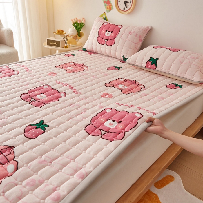91家纺网 家纺一手货源 找家纺 奇丝雅 2025新款A类牛奶绒床褥床垫软垫家用学生宿舍上下铺寝室床护垫夹棉褥子-大床款套件 草莓熊