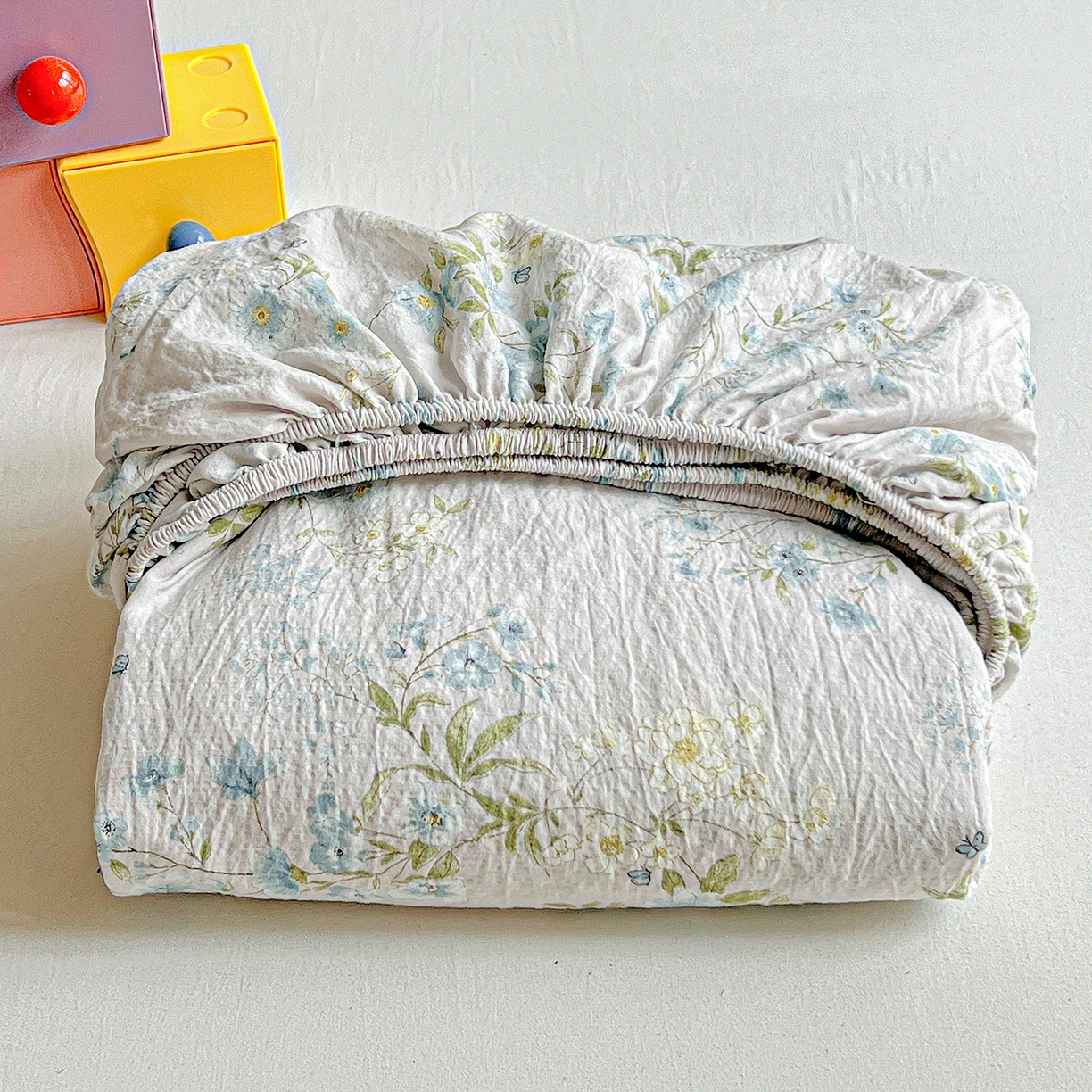 91家纺网 家纺一手货源 找家纺 格真 2025秋冬新款110克高克重提花加厚皱皱纱双层纱印花单床笠 长相思兰