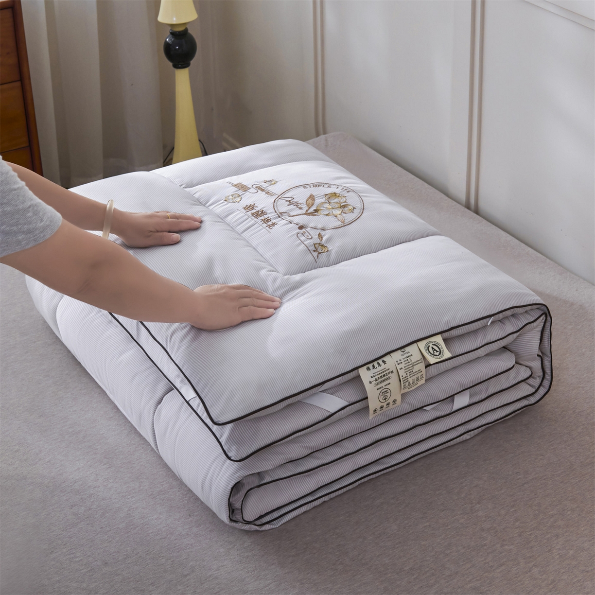 91家纺网 家纺一手货源 找家纺 满圆红家纺 2025新款刺绣款A类51%新疆棉花床褥垫软垫棉絮垫子床褥垫子（提供买家秀） 条纹-浅灰
