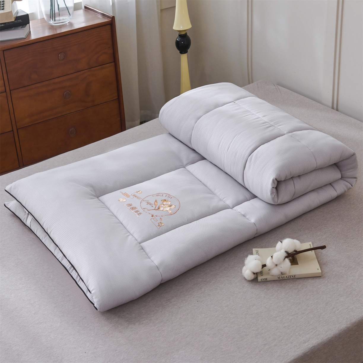 91家纺网 家纺一手货源 找家纺 满圆红家纺 2025新款刺绣款A类51%新疆棉花床褥垫软垫棉絮垫子床褥垫子（提供买家秀） 条纹-浅灰