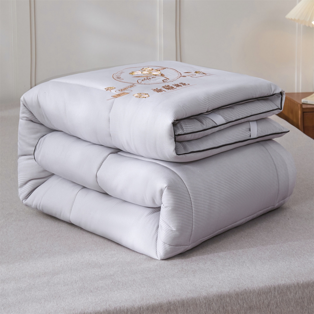 91家纺网 家纺一手货源 找家纺 满圆红家纺 2025新款刺绣款A类51%新疆棉花床褥垫软垫棉絮垫子床褥垫子（提供买家秀） 条纹-浅灰