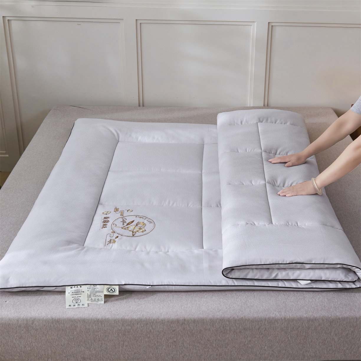 91家纺网 家纺一手货源 找家纺 满圆红家纺 2025新款刺绣款A类51%新疆棉花床褥垫软垫棉絮垫子床褥垫子（提供买家秀） 条纹-浅灰