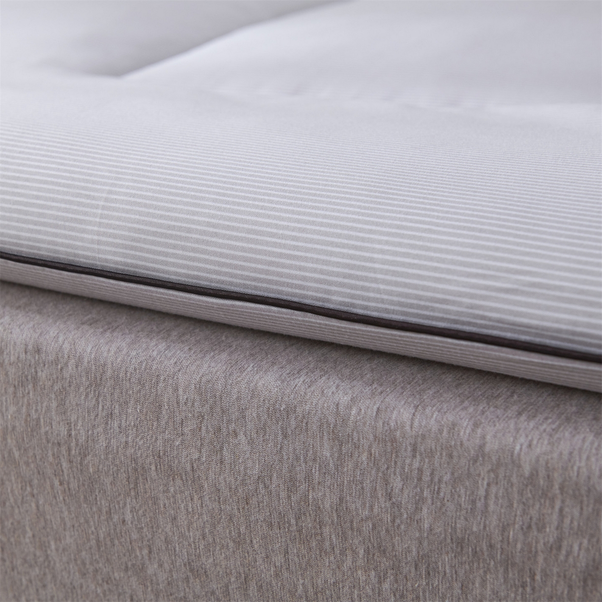 91家纺网 家纺一手货源 找家纺 满圆红家纺 2025新款刺绣款A类51%新疆棉花床褥垫软垫棉絮垫子床褥垫子（提供买家秀） 条纹-浅灰