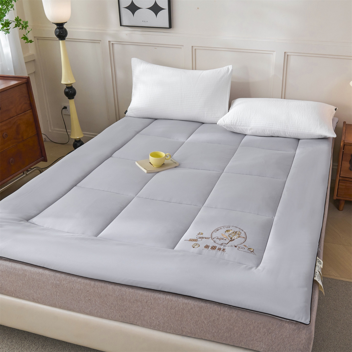 91家纺网 家纺一手货源 找家纺 满圆红家纺 2025新款刺绣款A类51%新疆棉花床褥垫软垫棉絮垫子床褥垫子（提供买家秀） 纯色-浅灰