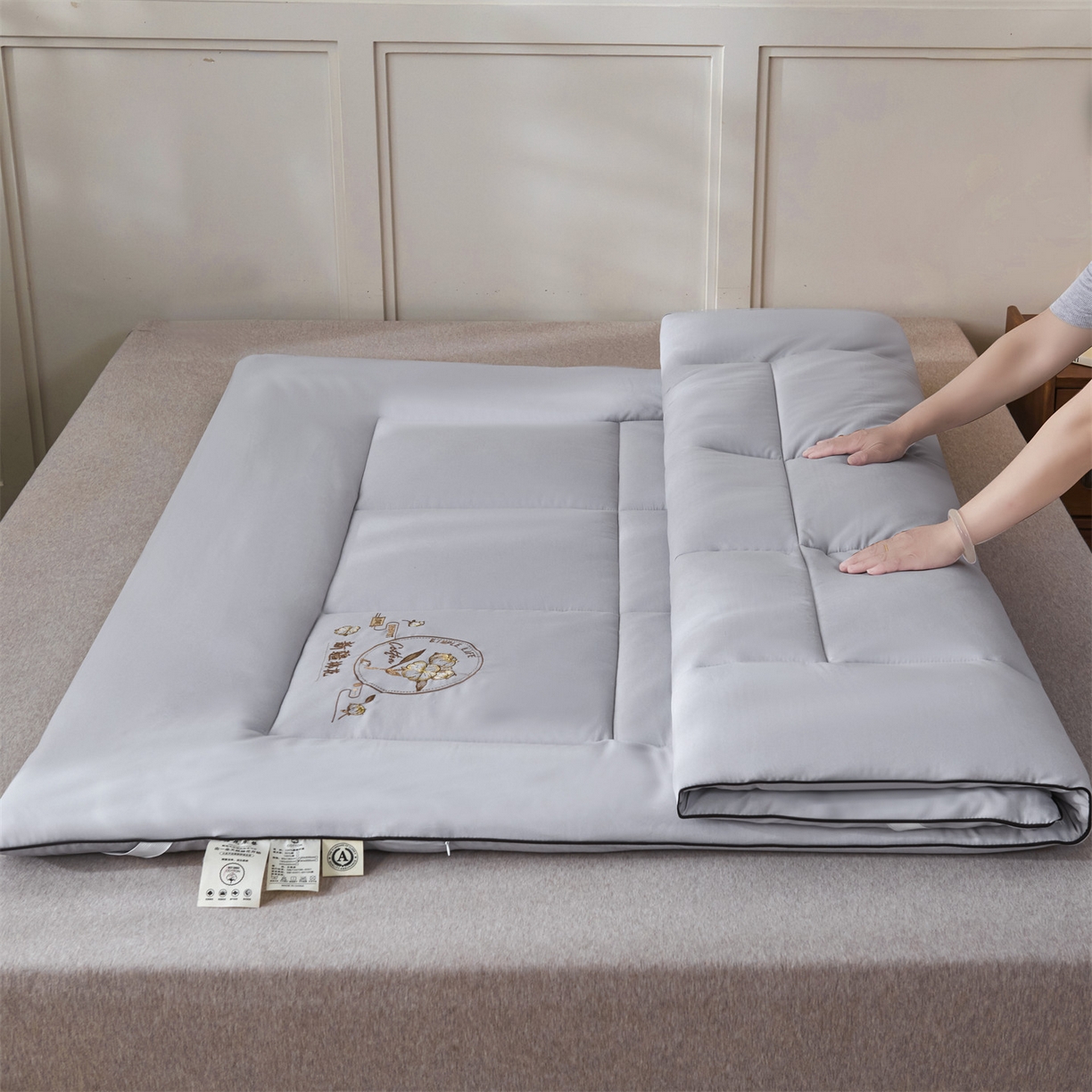 91家纺网 家纺一手货源 找家纺 满圆红家纺 2025新款刺绣款A类51%新疆棉花床褥垫软垫棉絮垫子床褥垫子（提供买家秀） 纯色-浅灰