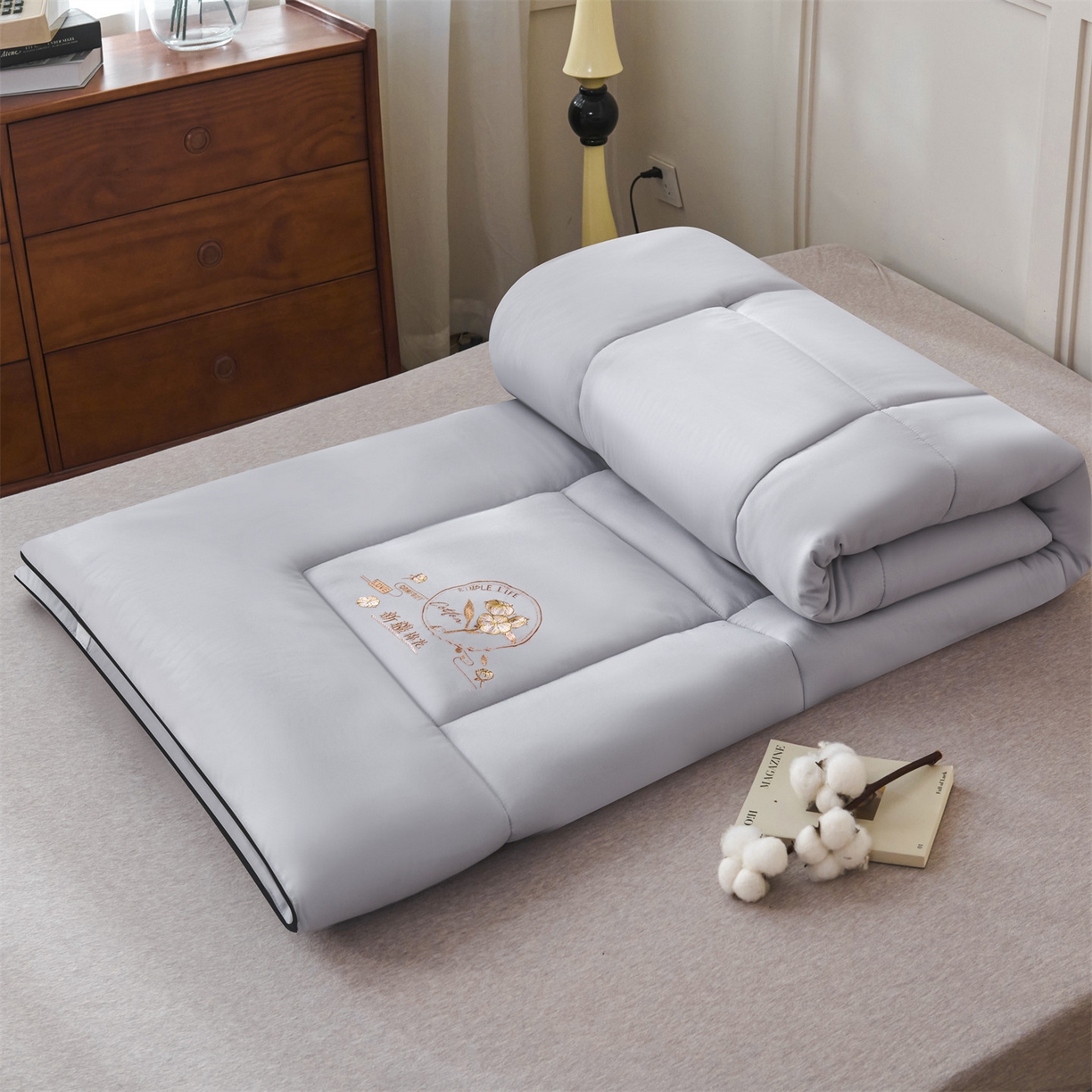 91家纺网 家纺一手货源 找家纺 满圆红家纺 2025新款刺绣款A类51%新疆棉花床褥垫软垫棉絮垫子床褥垫子（提供买家秀） 纯色-浅灰