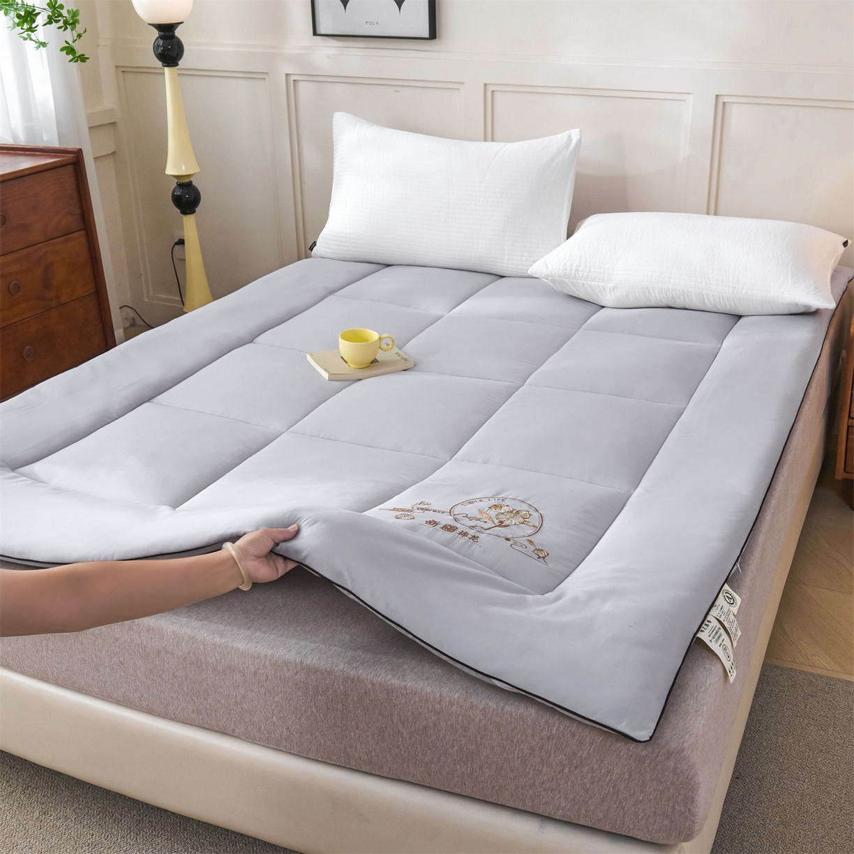 91家纺网 家纺一手货源 找家纺 满圆红家纺 2025新款刺绣款A类51%新疆棉花床褥垫软垫棉絮垫子床褥垫子（提供买家秀） 纯色-浅灰