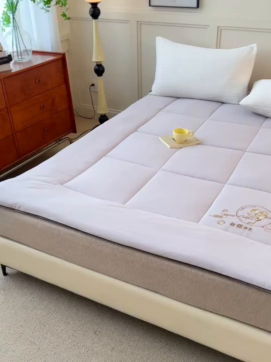 91家纺网 家纺一手货源 找家纺 满圆红家纺 2025新款刺绣款A类51%新疆棉花床褥垫软垫棉絮垫子床褥垫子（提供买家秀） 纯色-浅灰