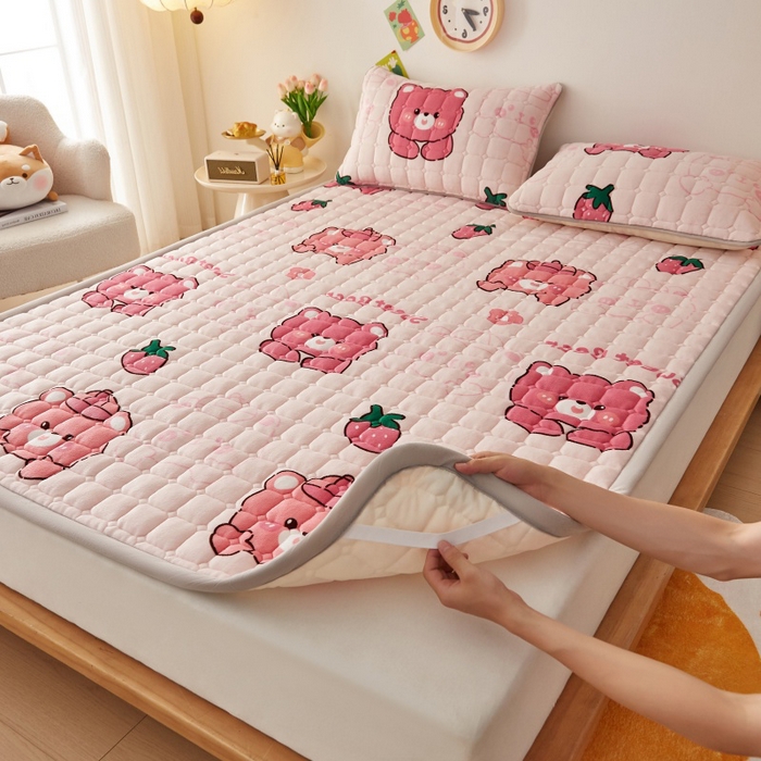 91家纺网 家纺一手货源 找家纺 奇丝雅 2025新款A类牛奶绒床褥床垫软垫家用学生宿舍上下铺寝室床护垫夹棉褥子-大床款单件 草莓熊