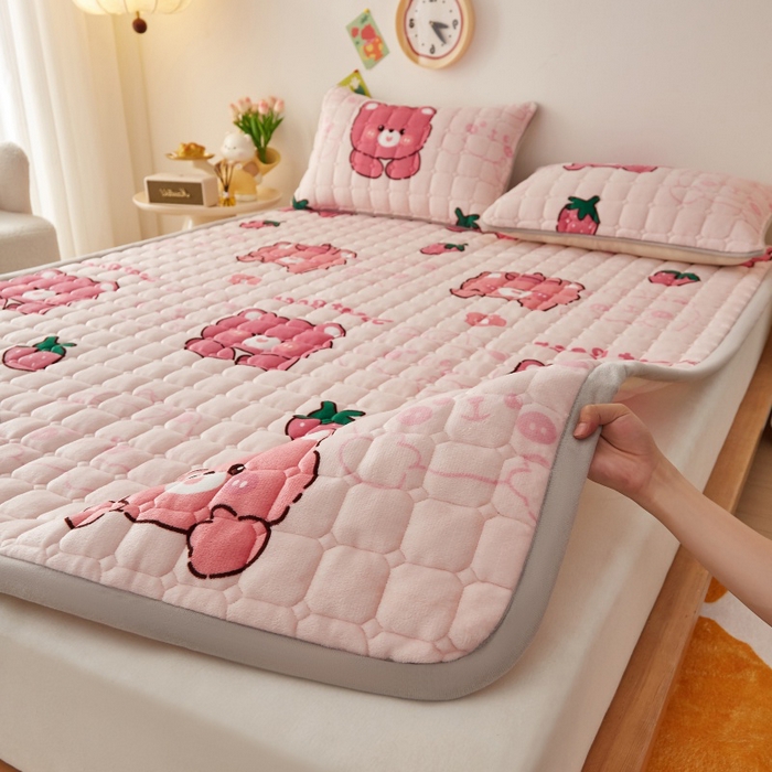 91家纺网 家纺一手货源 找家纺 奇丝雅 2025新款A类牛奶绒床褥床垫软垫家用学生宿舍上下铺寝室床护垫夹棉褥子-大床款单件 草莓熊