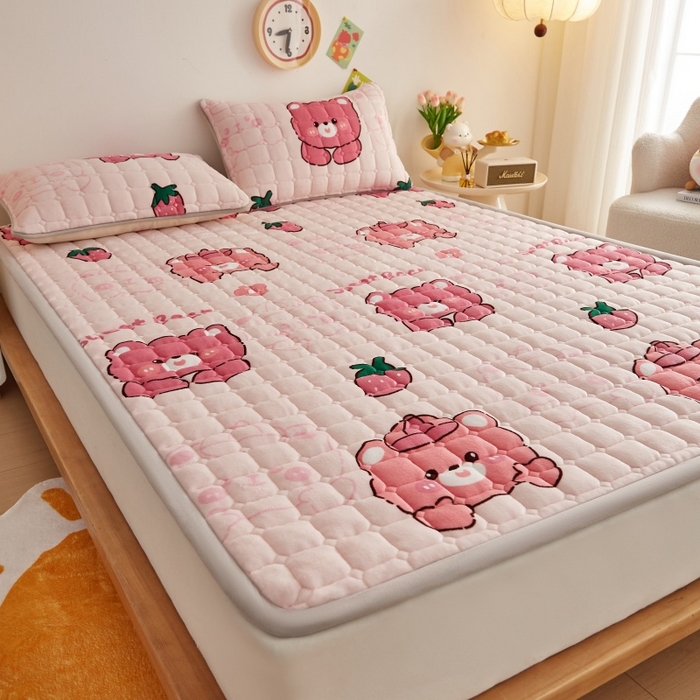 91家纺网 家纺一手货源 找家纺 奇丝雅 2025新款A类牛奶绒床褥床垫软垫家用学生宿舍上下铺寝室床护垫夹棉褥子-大床款单件 草莓熊