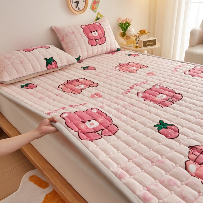 91家纺网 家纺一手货源 找家纺 奇丝雅 2025新款A类牛奶绒床褥床垫软垫家用学生宿舍上下铺寝室床护垫夹棉褥子-大床款单件 草莓熊