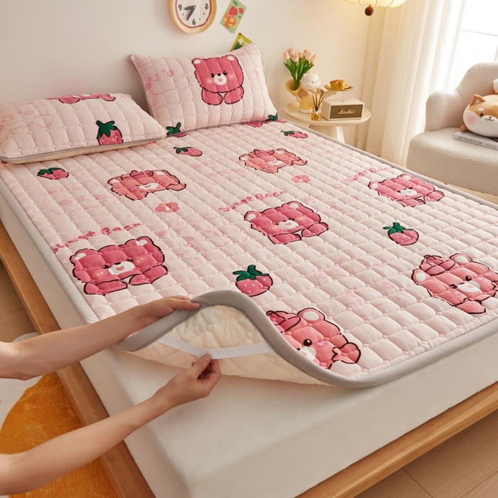 91家纺网 家纺一手货源 找家纺 奇丝雅 2025新款A类牛奶绒床褥床垫软垫家用学生宿舍上下铺寝室床护垫夹棉褥子-大床款单件 草莓熊