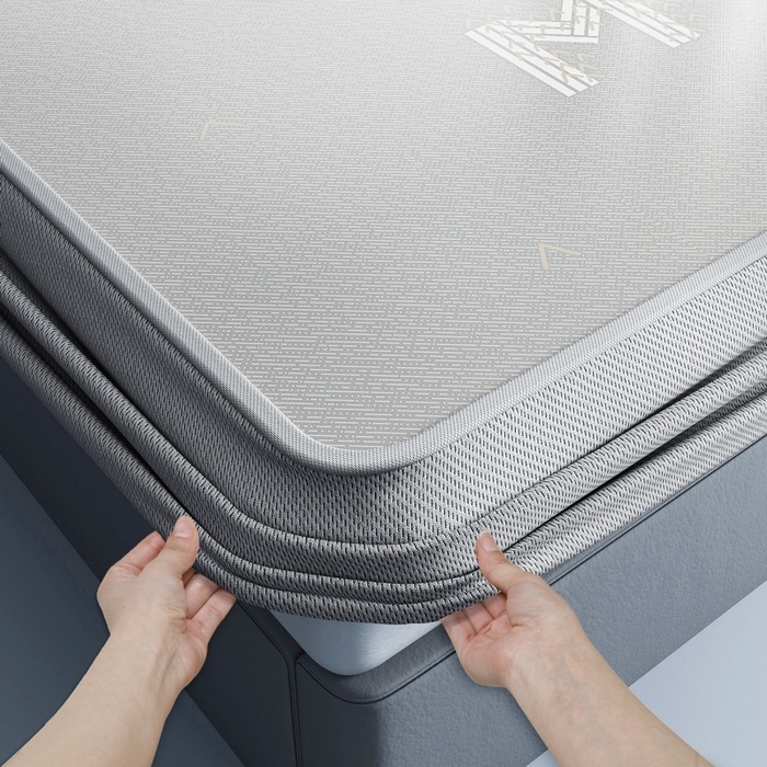 91家纺网 家纺一手货源 找家纺 小叮当家纺仓储工厂店 2025新款凉感三明治冰丝席凉席-芳华系列-床笠款-版本二 芳华床笠-字母M（灰)