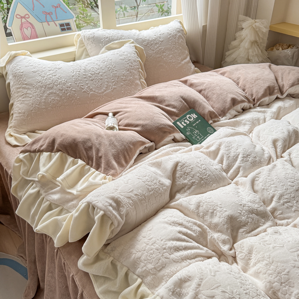 91家纺网 家纺一手货源 找家纺 （总）KA家纺 2025新款冬雕花牛奶绒床裙款四件套-织梦系列