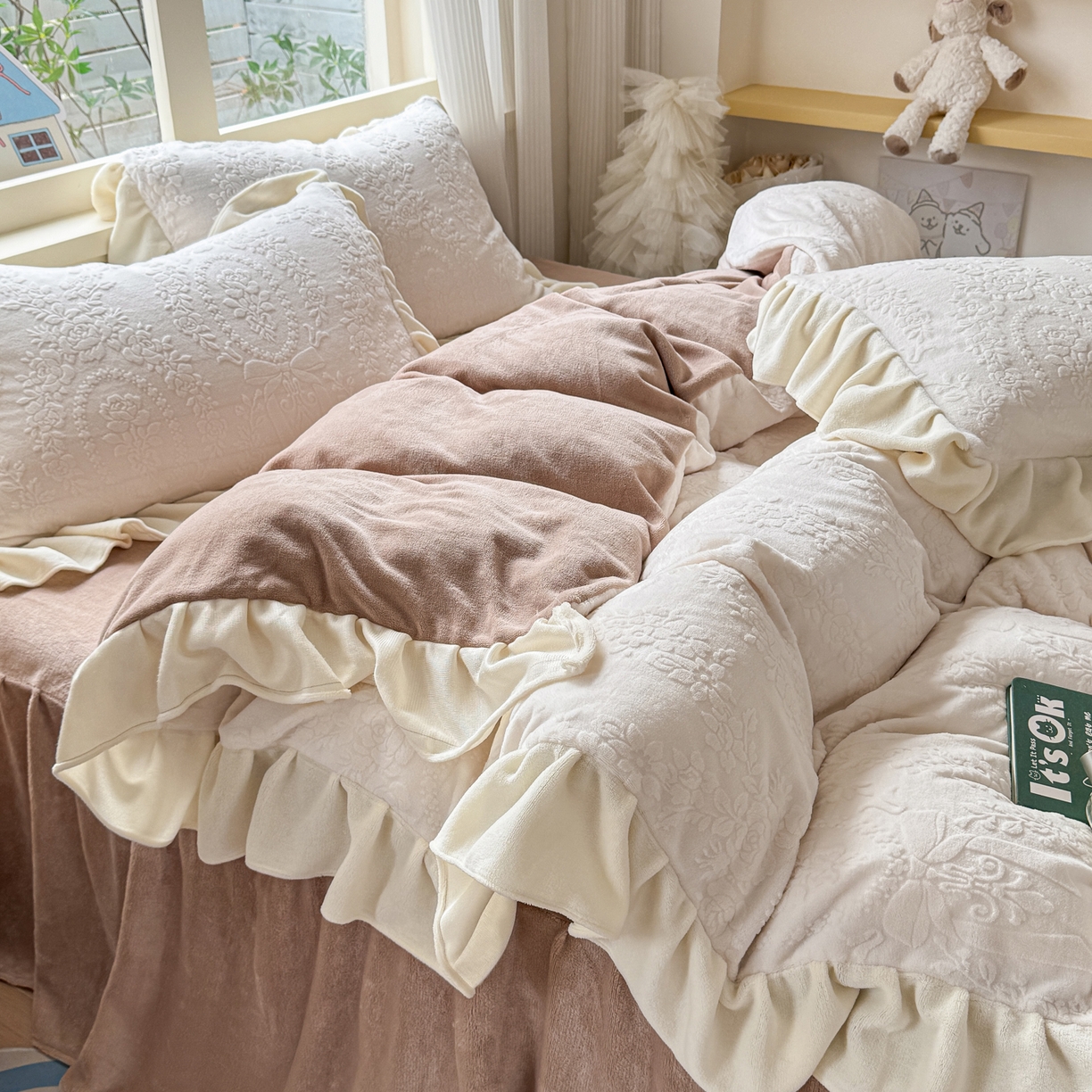 91家纺网 家纺一手货源 找家纺 （总）KA家纺 2025新款冬雕花牛奶绒床裙款四件套-织梦系列