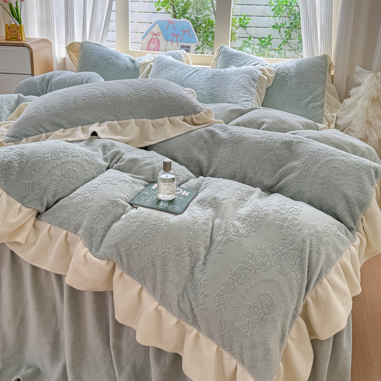 91家纺网 家纺一手货源 找家纺 KA家纺 2025新款冬雕花牛奶绒床裙款四件套-织梦系列 织梦蓝