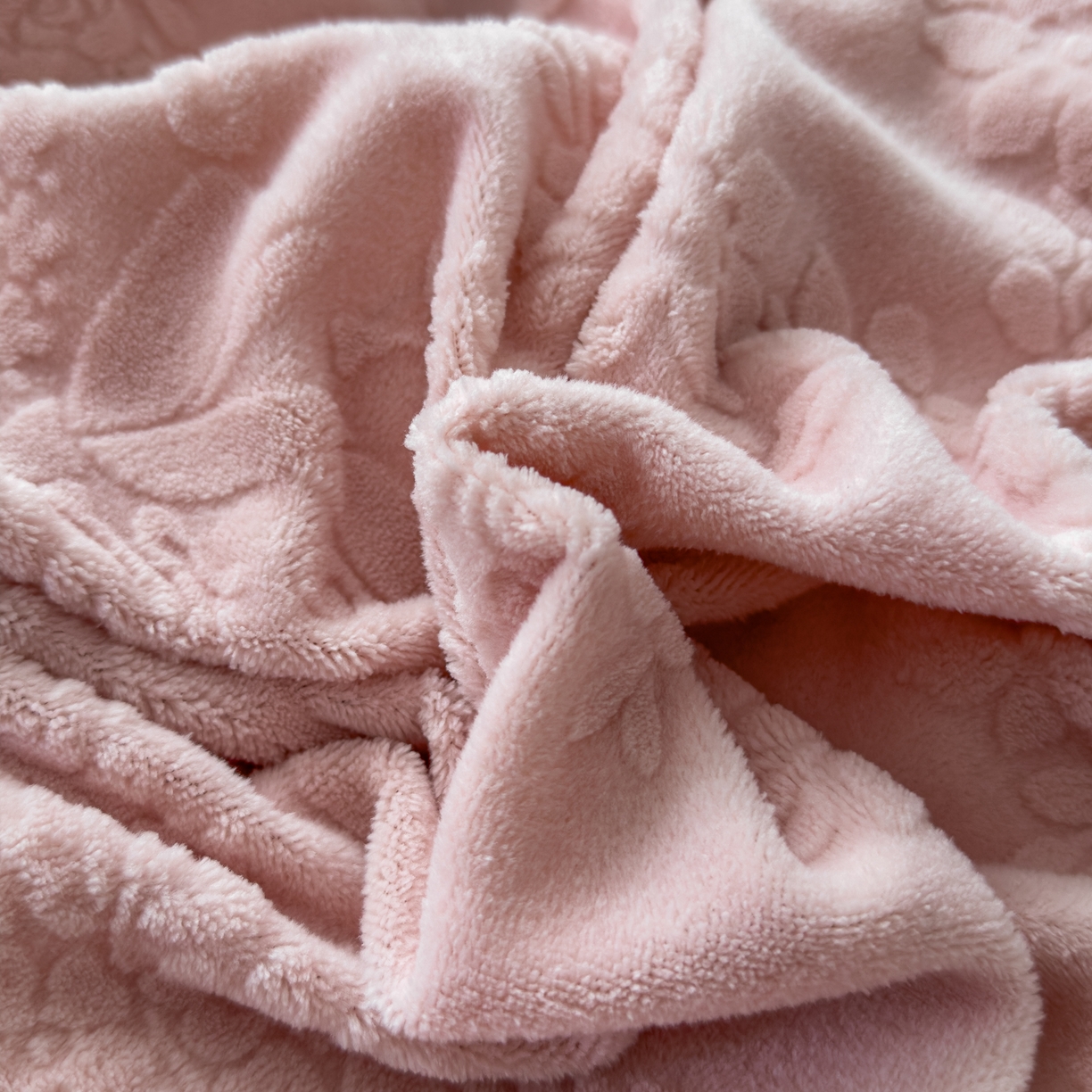 91家纺网 家纺一手货源 找家纺 KA家纺 2025新款冬雕花牛奶绒床裙款四件套-织梦系列 织梦粉