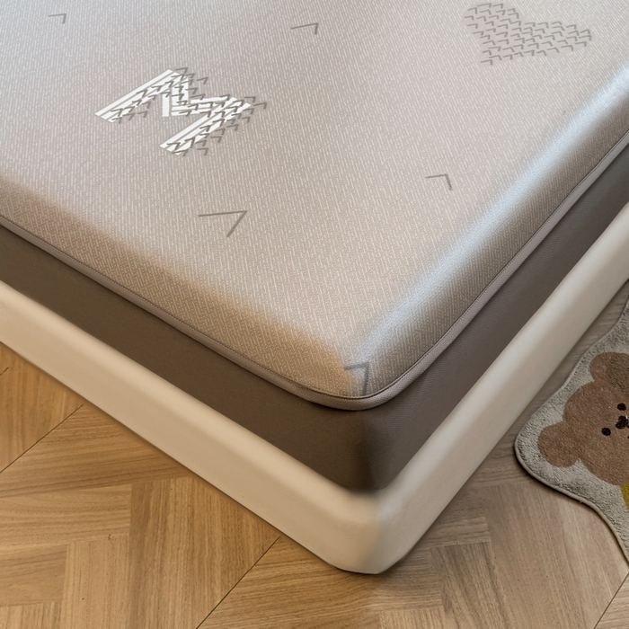 91家纺网 家纺一手货源 找家纺 小叮当家纺仓储工厂店 2025新款凉感三明治冰丝席凉席-芳华系列-床笠款-版本二 芳华床笠-字母M（咖）