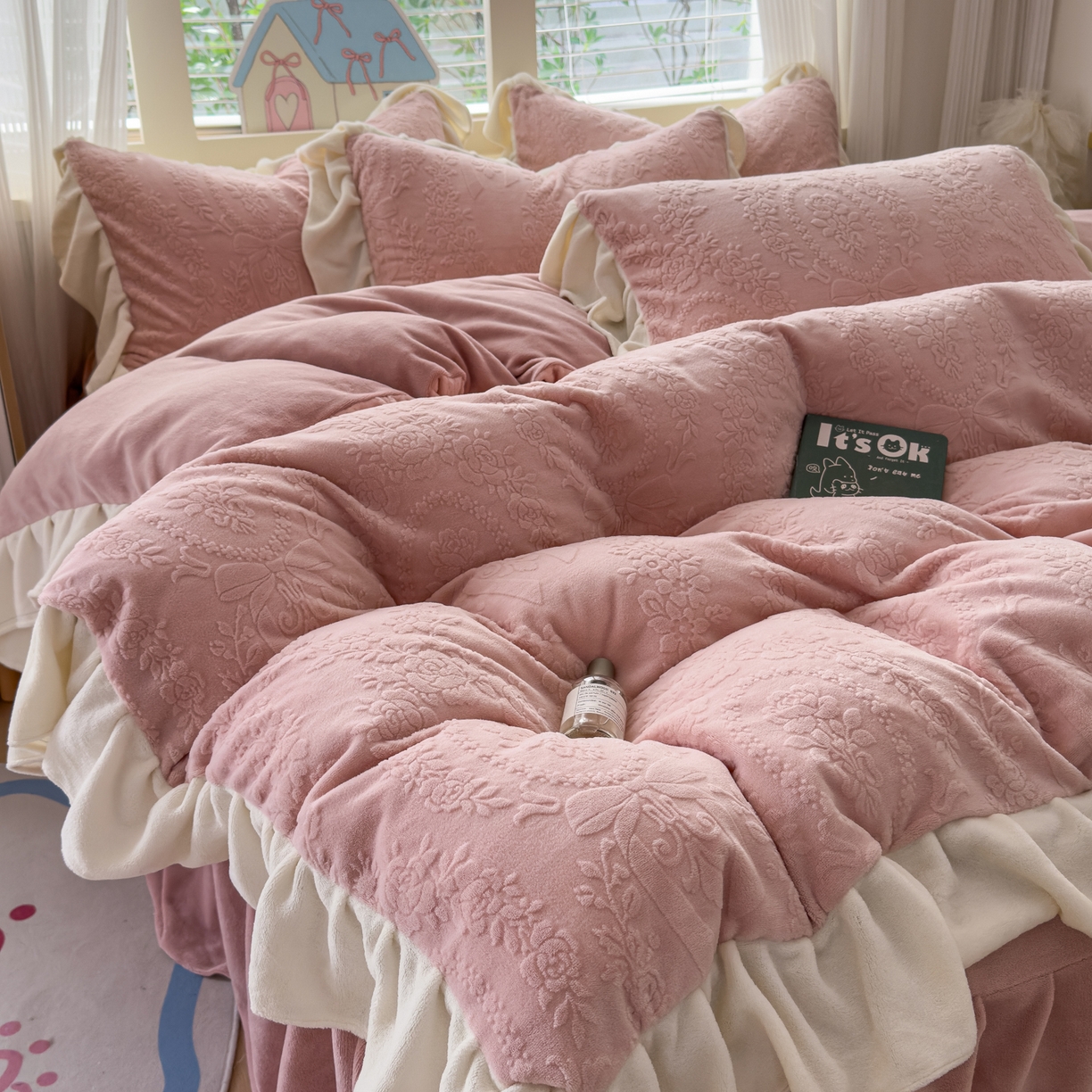 91家纺网 家纺一手货源 找家纺 KA家纺 2025新款冬雕花牛奶绒床裙款四件套-织梦系列 织梦粉