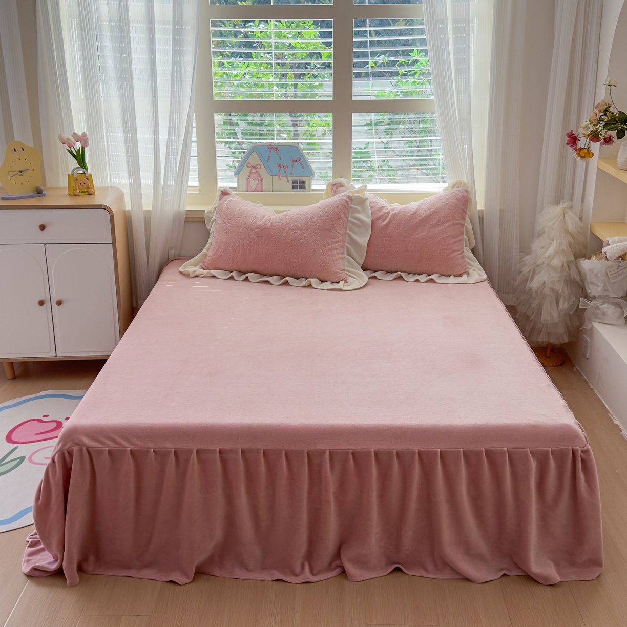 91家纺网 家纺一手货源 找家纺 KA家纺 2025新款冬雕花牛奶绒床裙款四件套-织梦系列 织梦粉