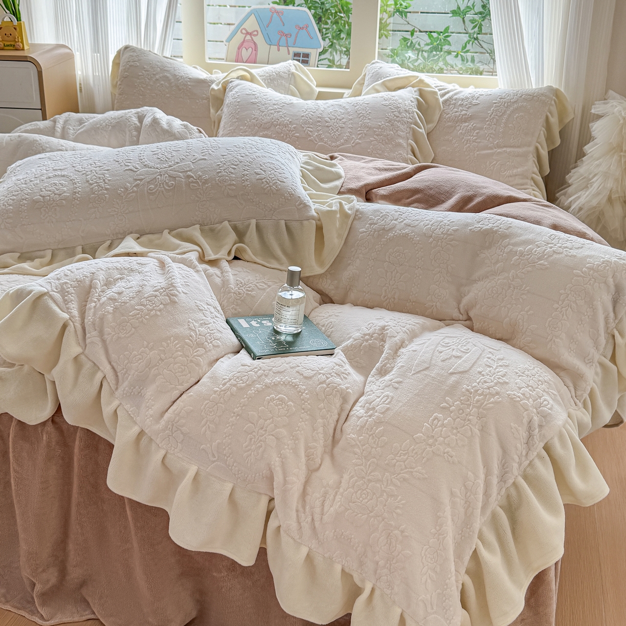 91家纺网 家纺一手货源 找家纺 （总）KA家纺 2025新款冬雕花牛奶绒床裙款四件套-织梦系列