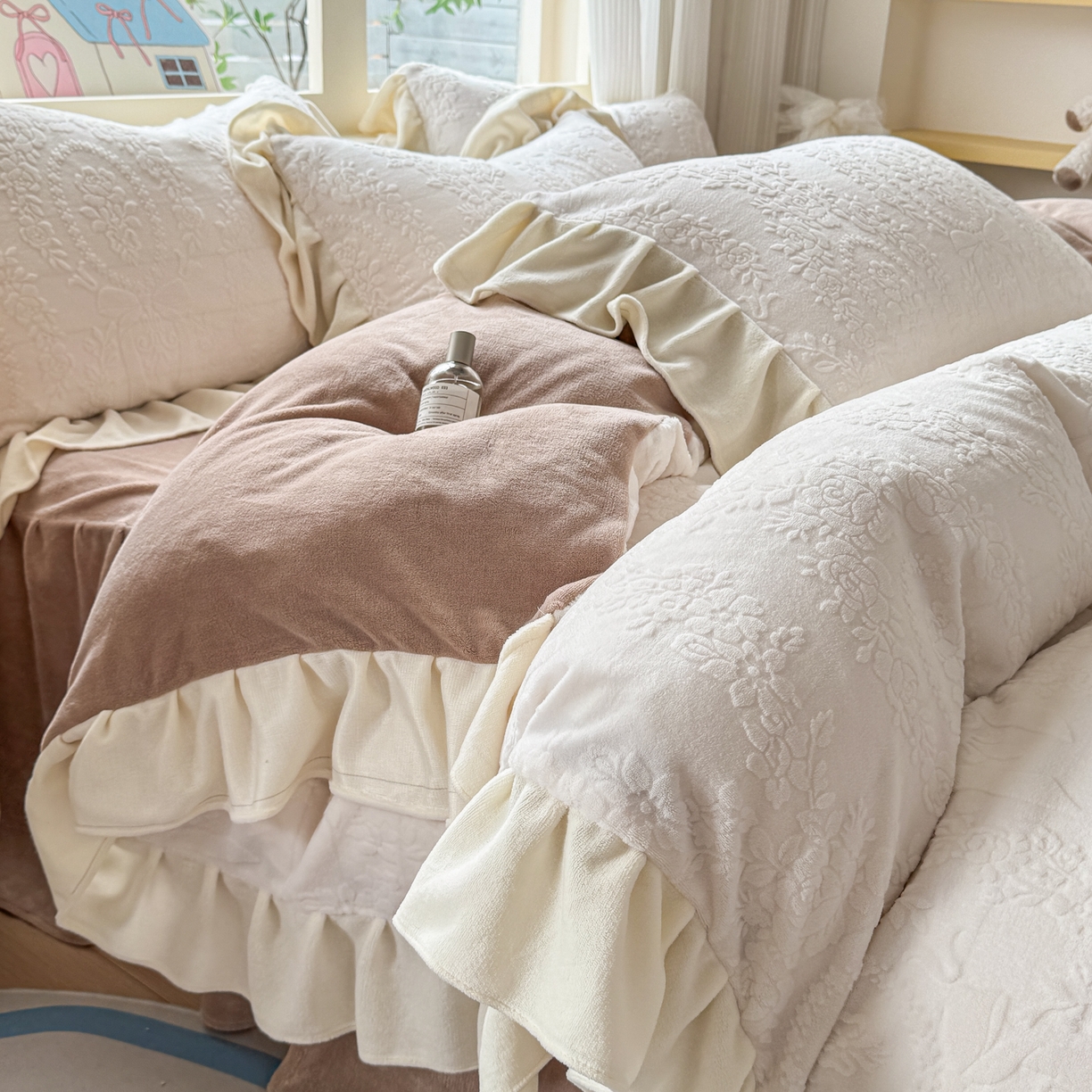 91家纺网 家纺一手货源 找家纺 （总）KA家纺 2025新款冬雕花牛奶绒床裙款四件套-织梦系列