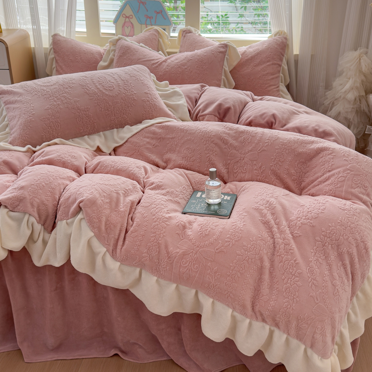 91家纺网 家纺一手货源 找家纺 KA家纺 2025新款冬雕花牛奶绒床裙款四件套-织梦系列 织梦粉