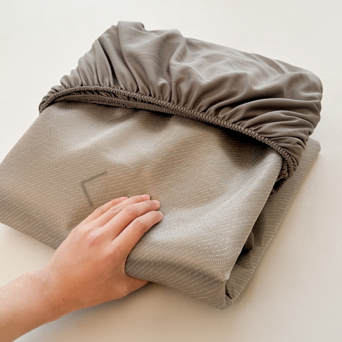 91家纺网 家纺一手货源 找家纺 小叮当家纺仓储工厂店 2025新款凉感三明治冰丝席凉席-芳华系列-床笠款-版本二 芳华床笠-字母M（咖）