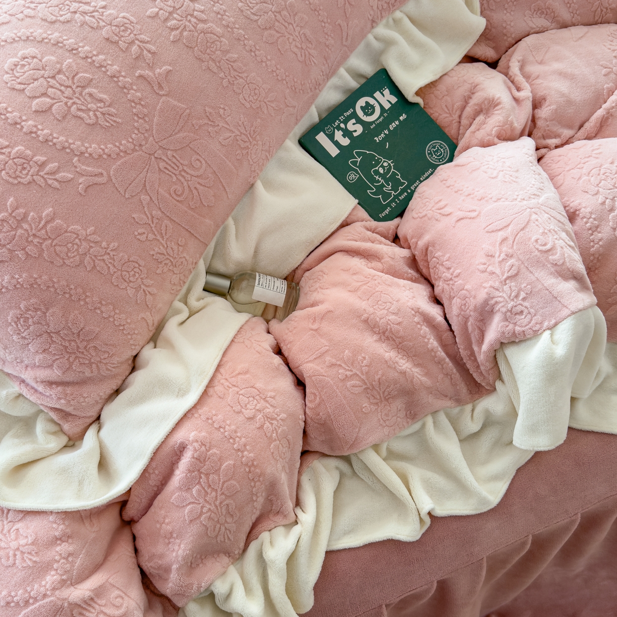 91家纺网 家纺一手货源 找家纺 KA家纺 2025新款冬雕花牛奶绒床裙款四件套-织梦系列 织梦粉