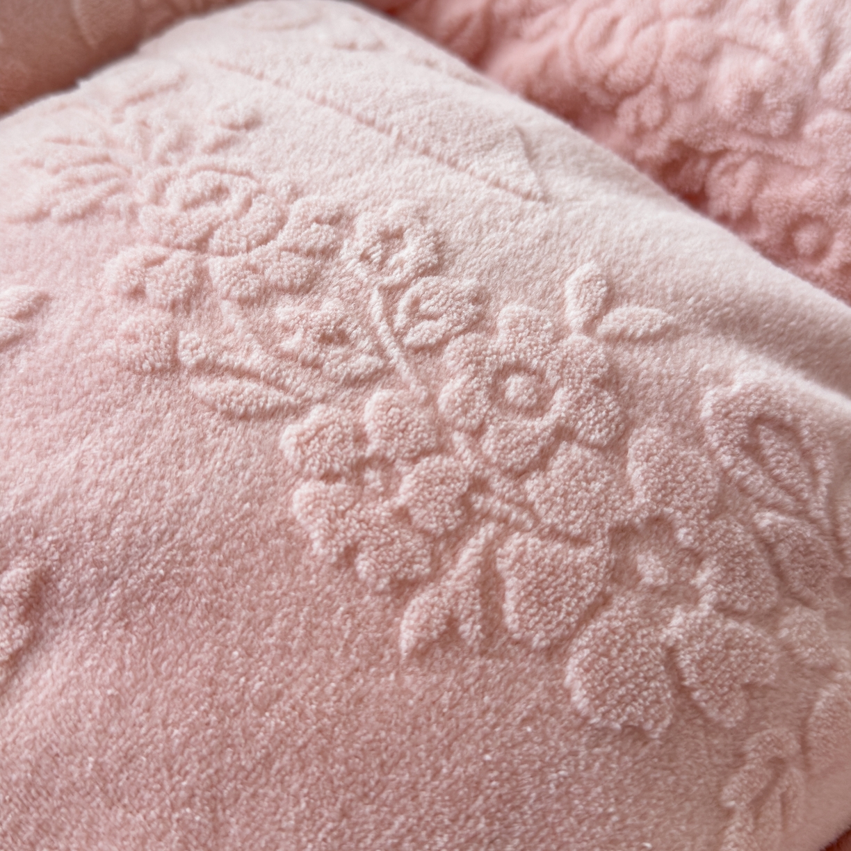 91家纺网 家纺一手货源 找家纺 KA家纺 2025新款冬雕花牛奶绒床裙款四件套-织梦系列 织梦粉