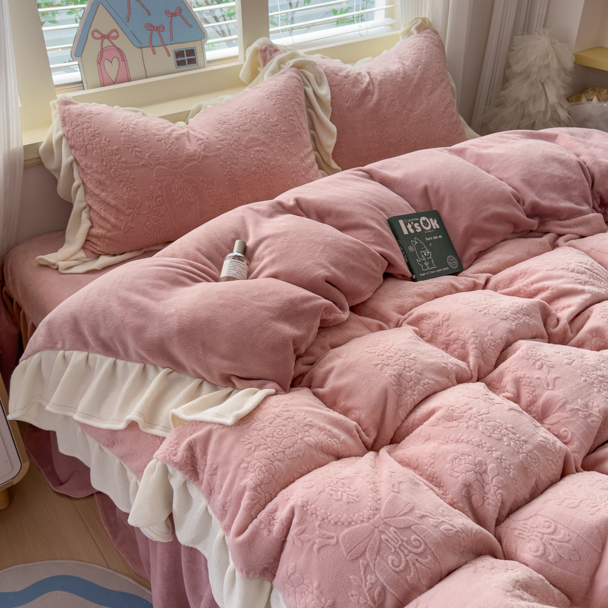 91家纺网 家纺一手货源 找家纺 KA家纺 2025新款冬雕花牛奶绒床裙款四件套-织梦系列 织梦粉