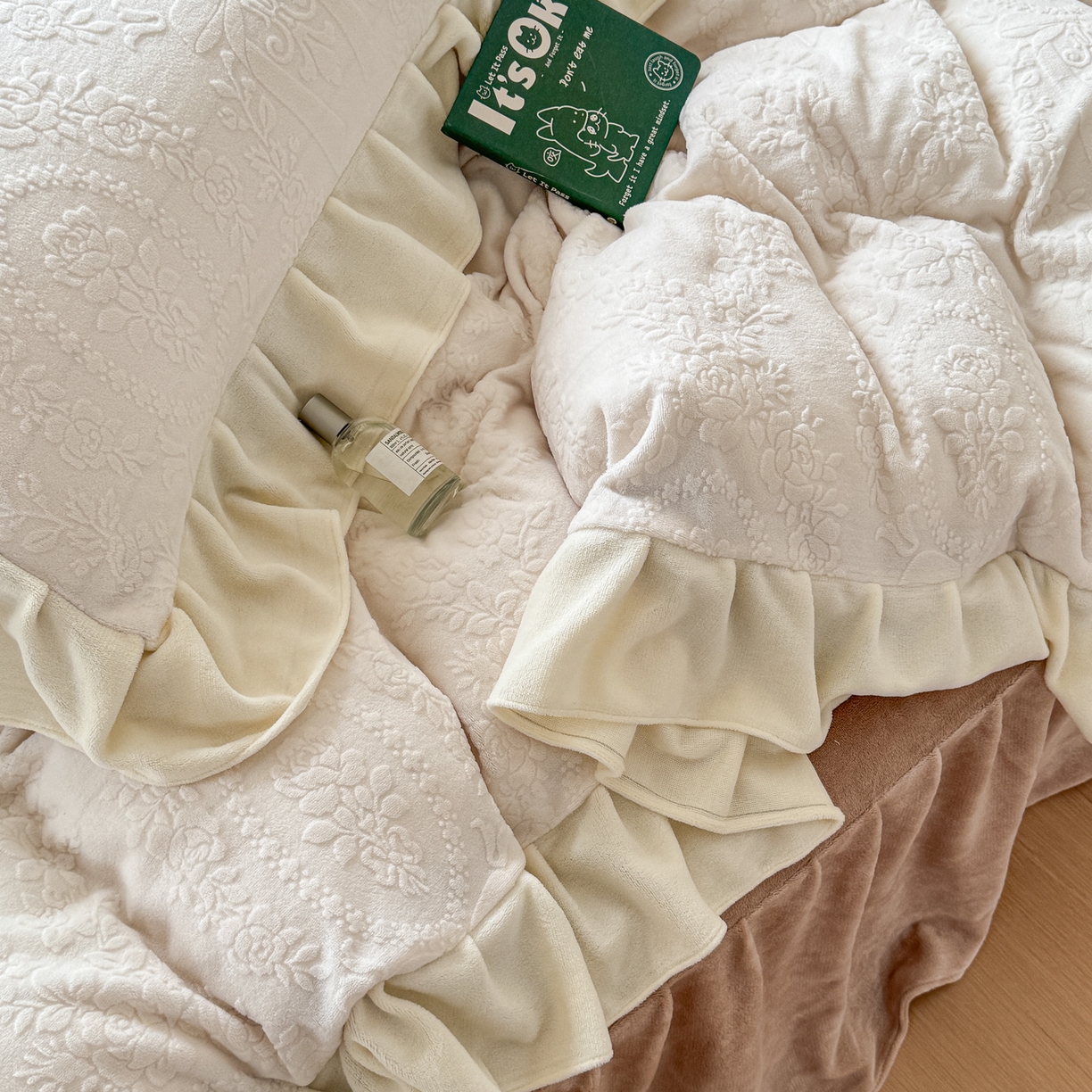 91家纺网 家纺一手货源 找家纺 （总）KA家纺 2025新款冬雕花牛奶绒床裙款四件套-织梦系列