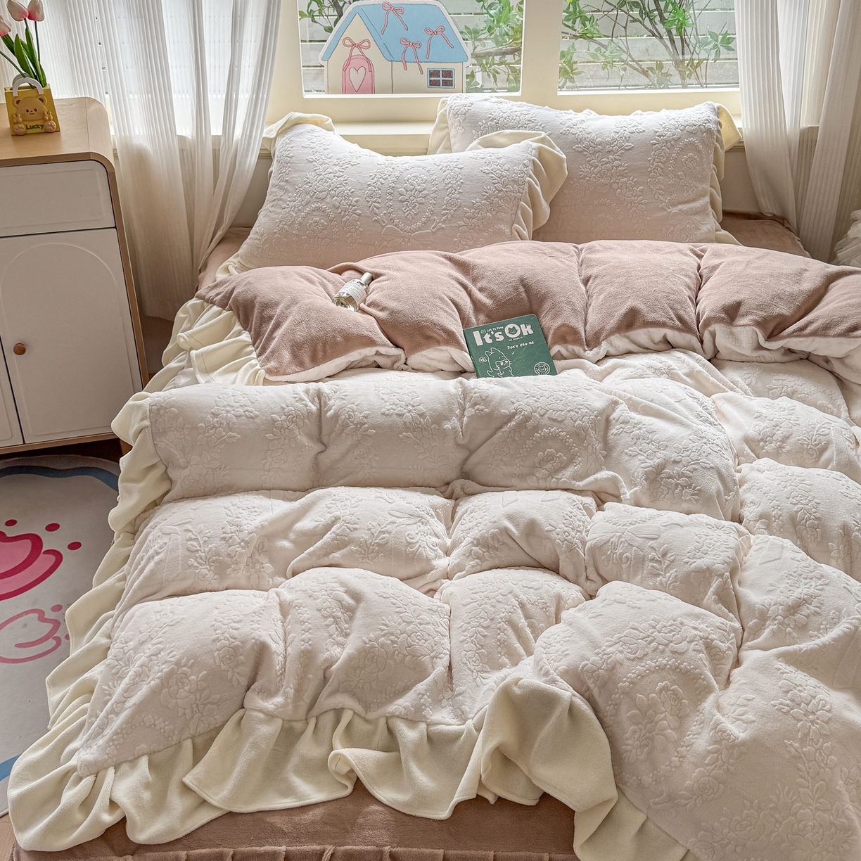 91家纺网 家纺一手货源 找家纺 （总）KA家纺 2025新款冬雕花牛奶绒床裙款四件套-织梦系列