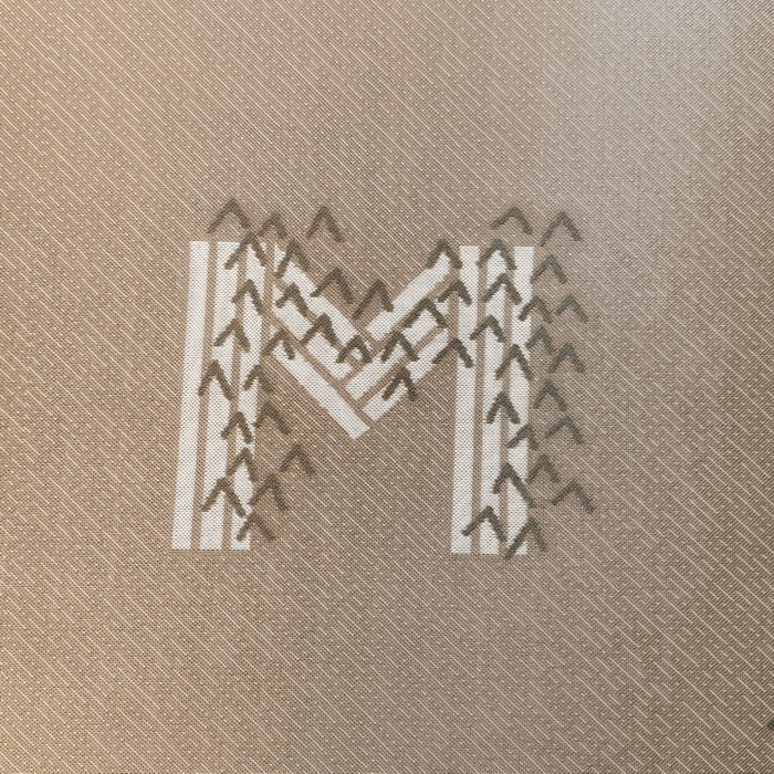 91家纺网 家纺一手货源 找家纺 小叮当家纺仓储工厂店 2025新款凉感三明治冰丝席凉席-芳华系列-床笠款-版本二 芳华床笠-字母M（咖）