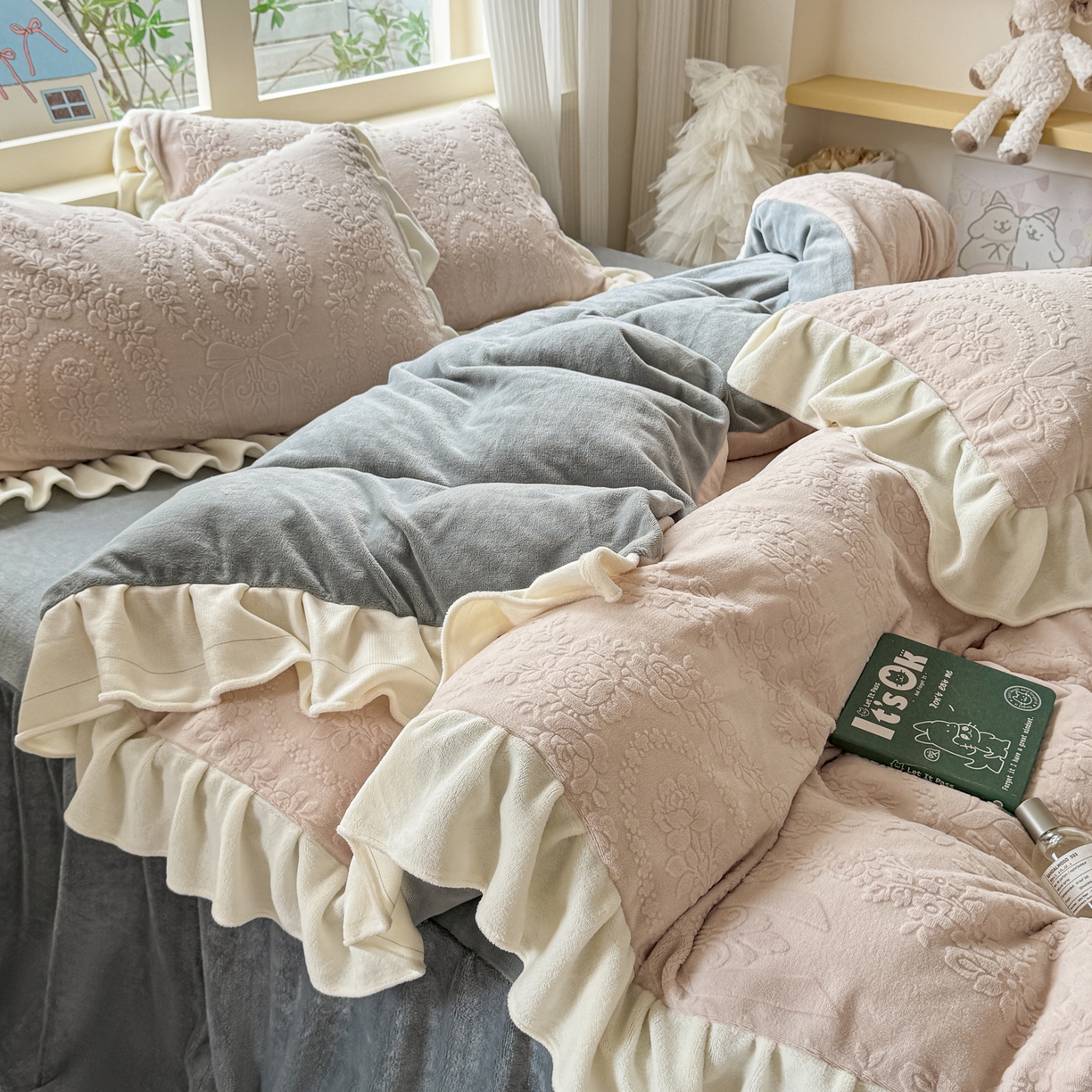 91家纺网 家纺一手货源 找家纺 （总）KA家纺 2025新款冬雕花牛奶绒床裙款四件套-织梦系列