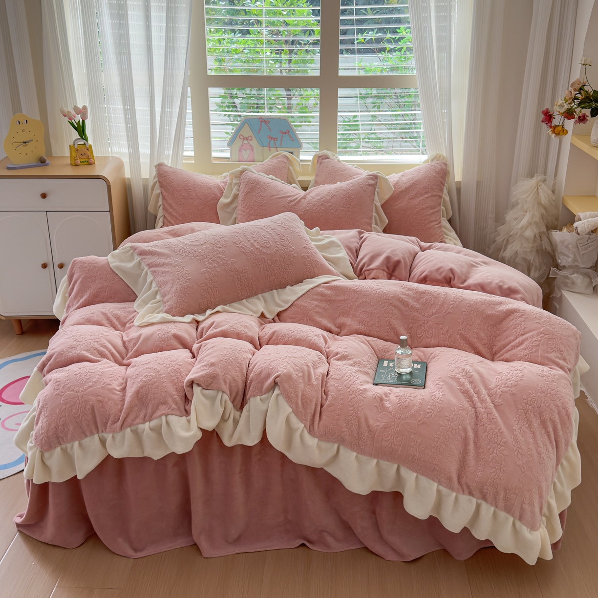 91家纺网 家纺一手货源 找家纺 KA家纺 2025新款冬雕花牛奶绒床裙款四件套-织梦系列 织梦粉